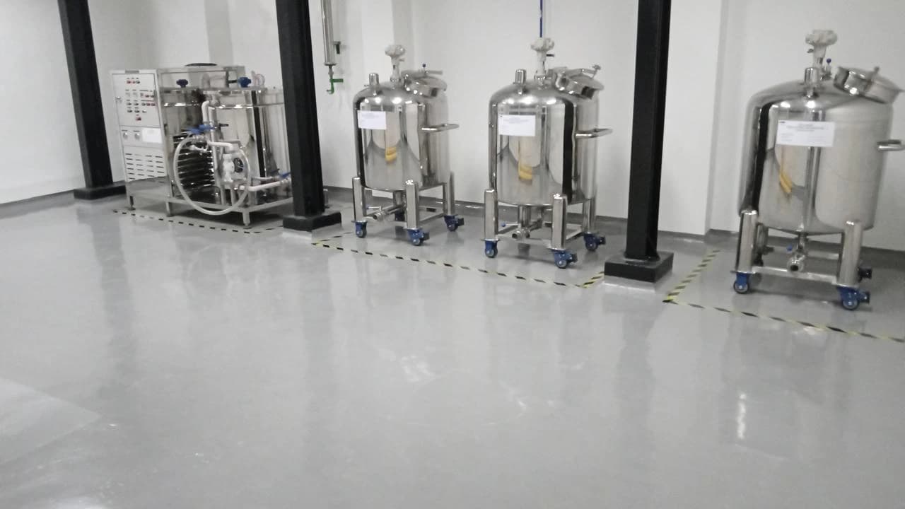Mobile Storage Tanks & Skid System Fabrikasi deretan Mobile Storage Tank stainless steel beroda dan sistem skid-mounted untuk proses pemindahan bahan higienis di ruang steril