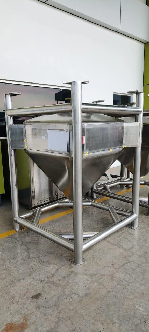 Stainless Steel Hopper / IBC Bin Fabrikasi Stainless Steel Hopper Bin atau IBC Tote untuk penyimpanan dan distribusi material powder/granule industri oleh PT BSE