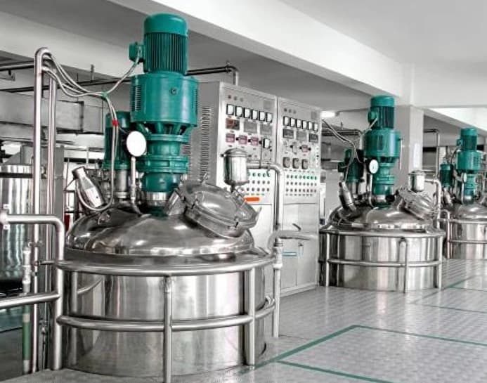 Industrial Agitator Mixing Tank Fabrikasi dan perakitan deretan tangki pencampur (mixing tank) stainless steel industri dengan motor agitator dan panel kontrol elektrikal