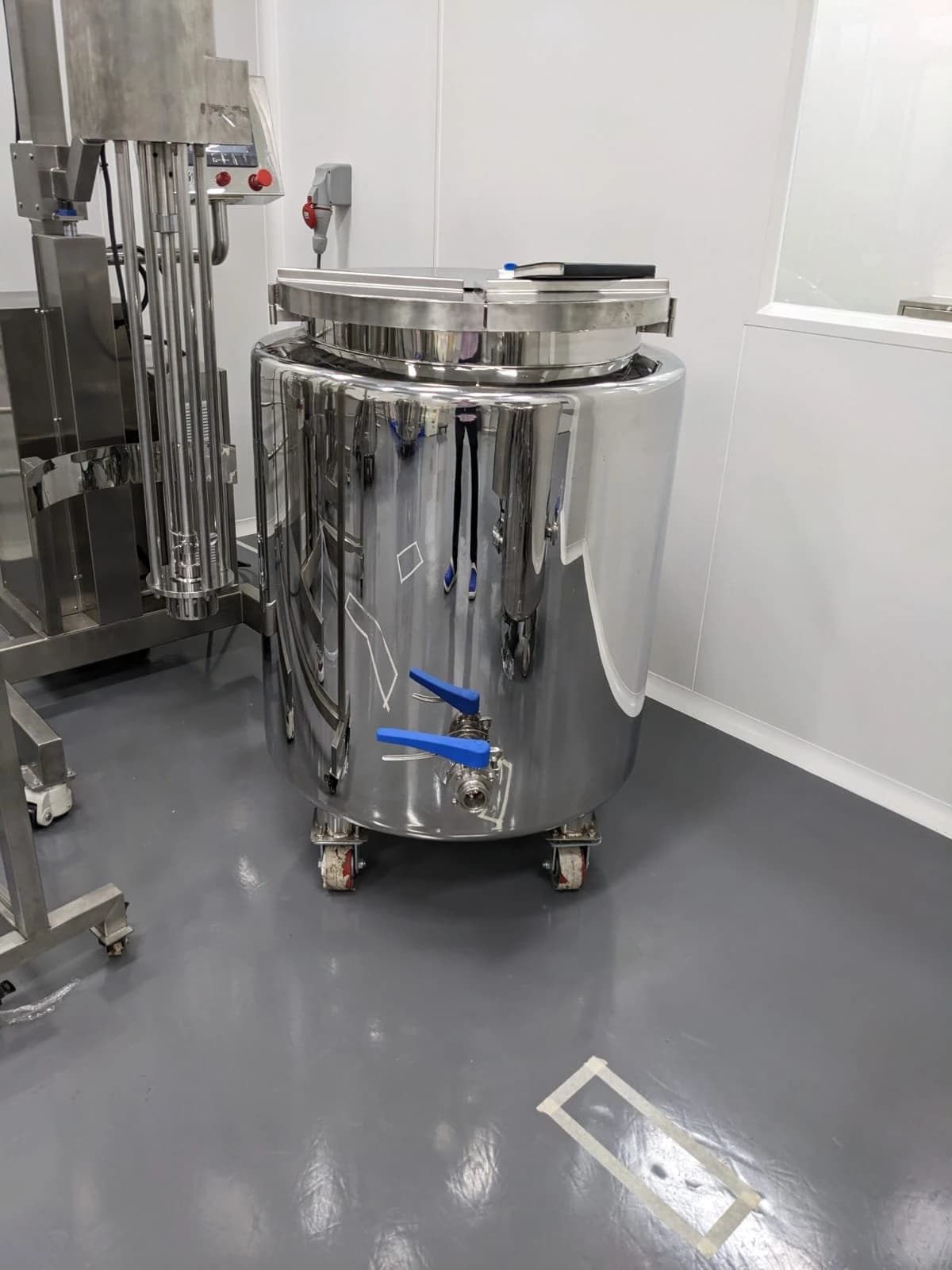 Mobile Stainless Steel Transfer Tank Fabrikasi Mobile Storage Tank atau Tangki Transfer Stainless Steel dengan mirror finish dan roda untuk ruang produksi farmasi dan kosmetik