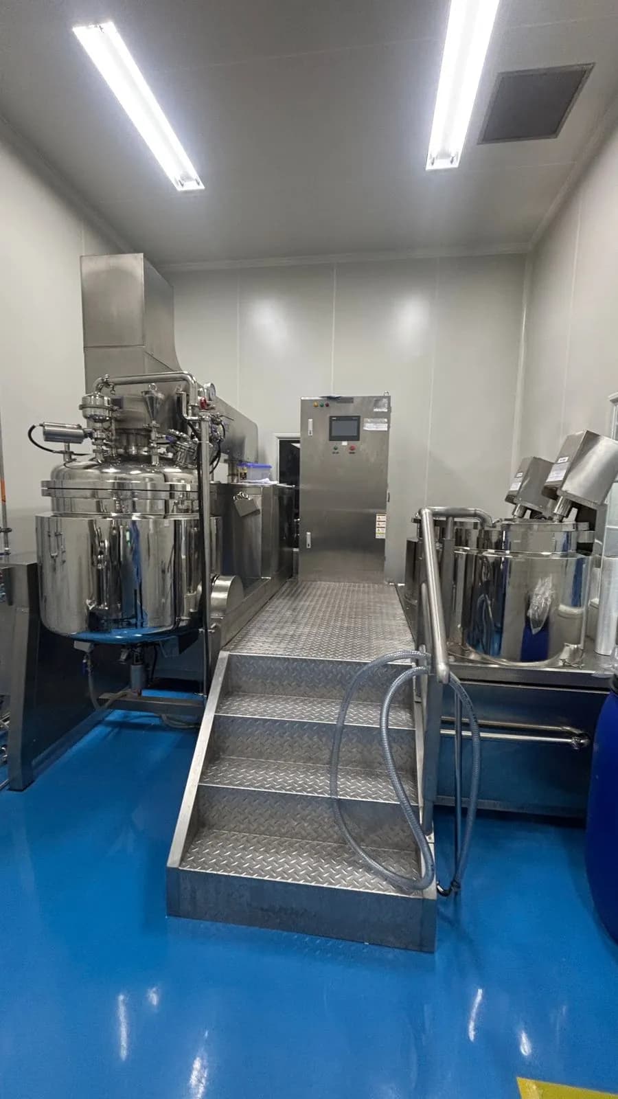 Vacuum Emulsifying Mixer System Fabrikasi dan instalasi mesin vacuum emulsifying mixer stainless steel lengkap dengan panel kontrol untuk industri oleh PT BSE