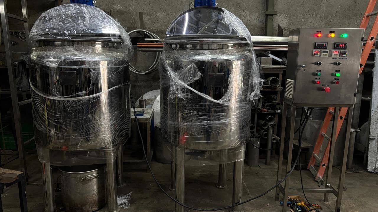 Custom Stainless Tank & Control Panel Hasil akhir fabrikasi tangki stainless steel custom dilengkapi panel kontrol operasional, siap dikirim dari workshop mandiri PT BSE
