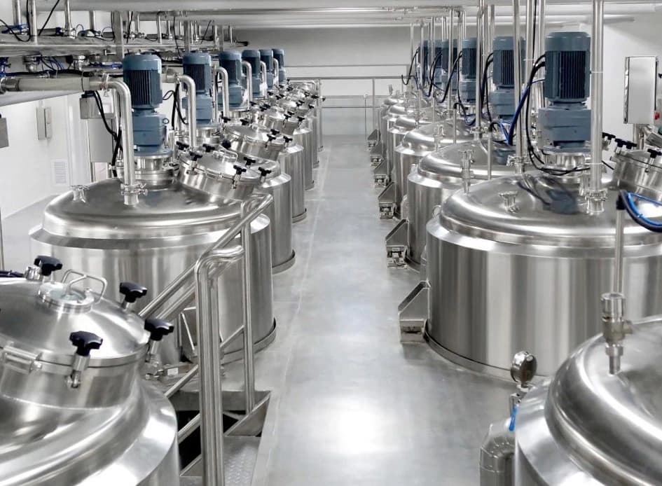 Mass Production Mixing Tank Line Instalasi fasilitas produksi massal meliputi deretan mixing tank stainless steel lengkap dengan motor agitator dan sistem perpipaan higienis