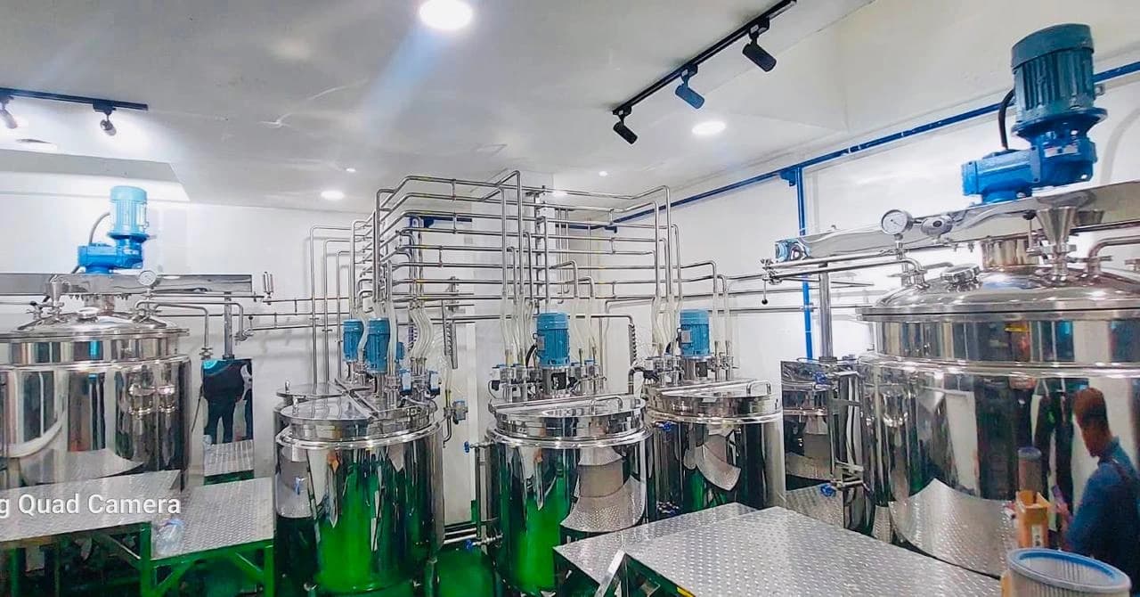 Sanitary Piping & Processing Plant Pekerjaan instalasi MEP liquid processing plant meliputi jaringan perpipaan sanitary kompleks, pneumatic valve otomatis, dan deretan mixing tank oleh PT BSE