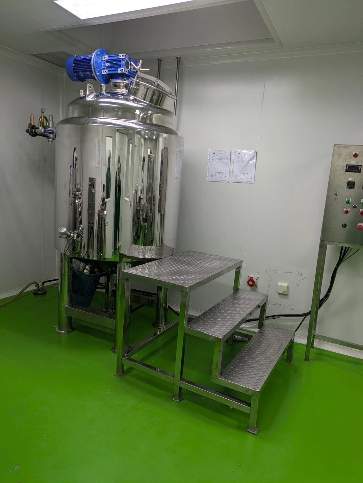 Sanitary Process Tank & Platform Instalasi Sanitary Process Tank stainless steel mirror finish lengkap dengan tangga platform akses operator dan panel kontrol untuk ruang steril