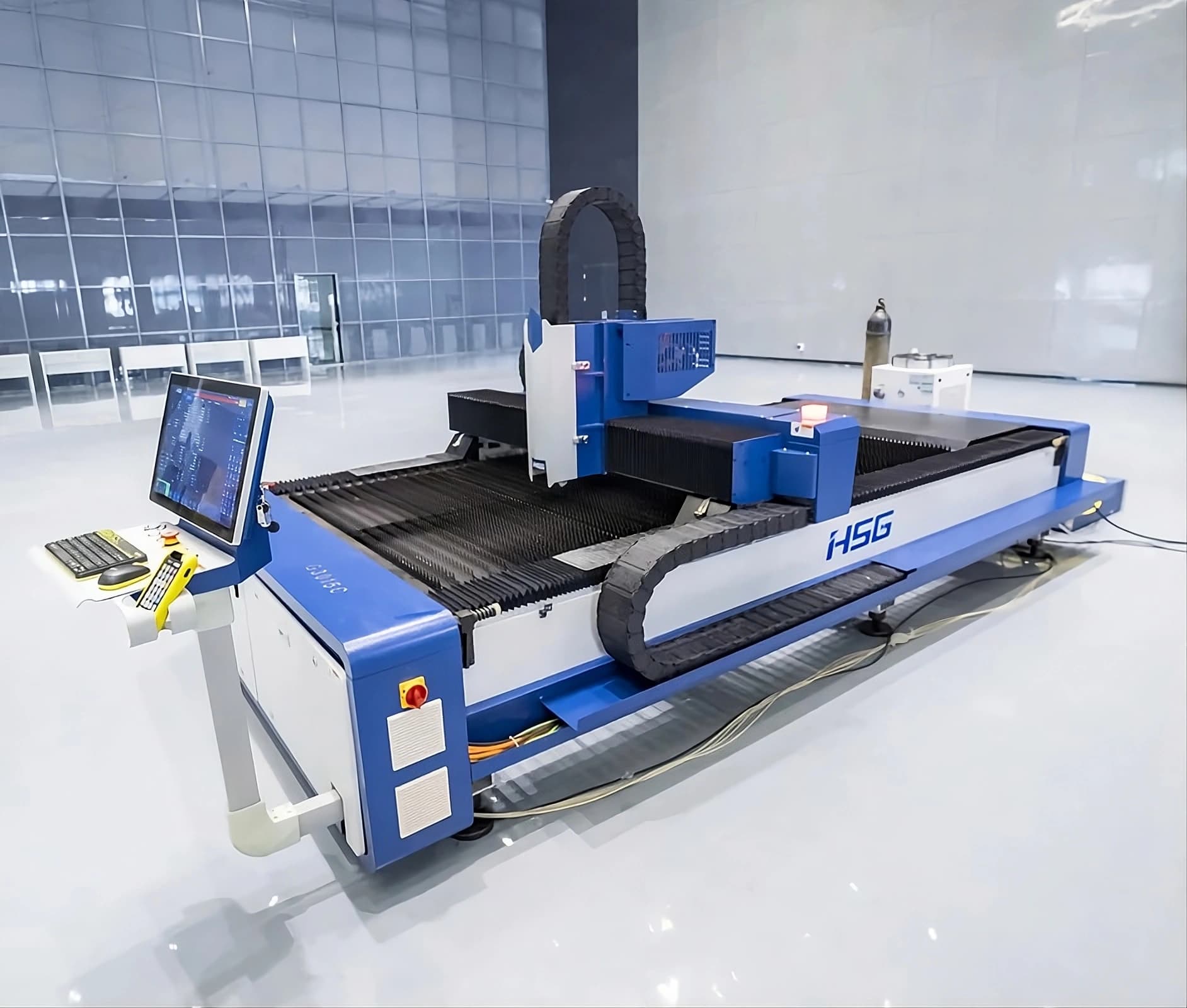Fasilitas jasa laser cutting presisi menggunakan mesin HSG C3015 3kW Raycus