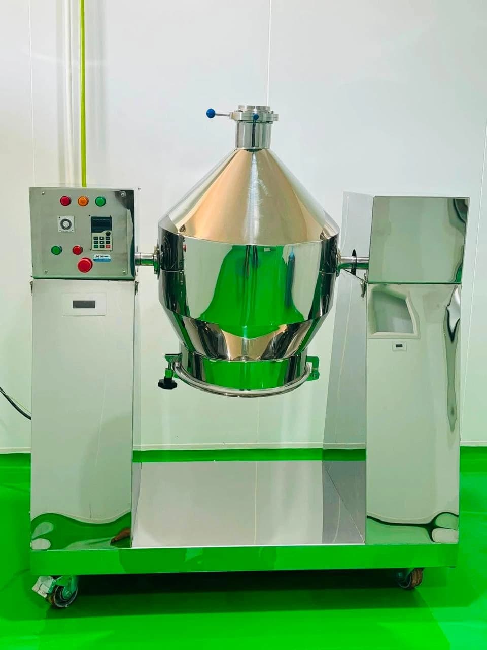 Rotary Powder Mixer / Tumbling Blender Fabrikasi mesin Rotary Powder Mixer atau Tumbling Blender full stainless steel dengan panel kontrol terintegrasi untuk pencampuran serbuk industri